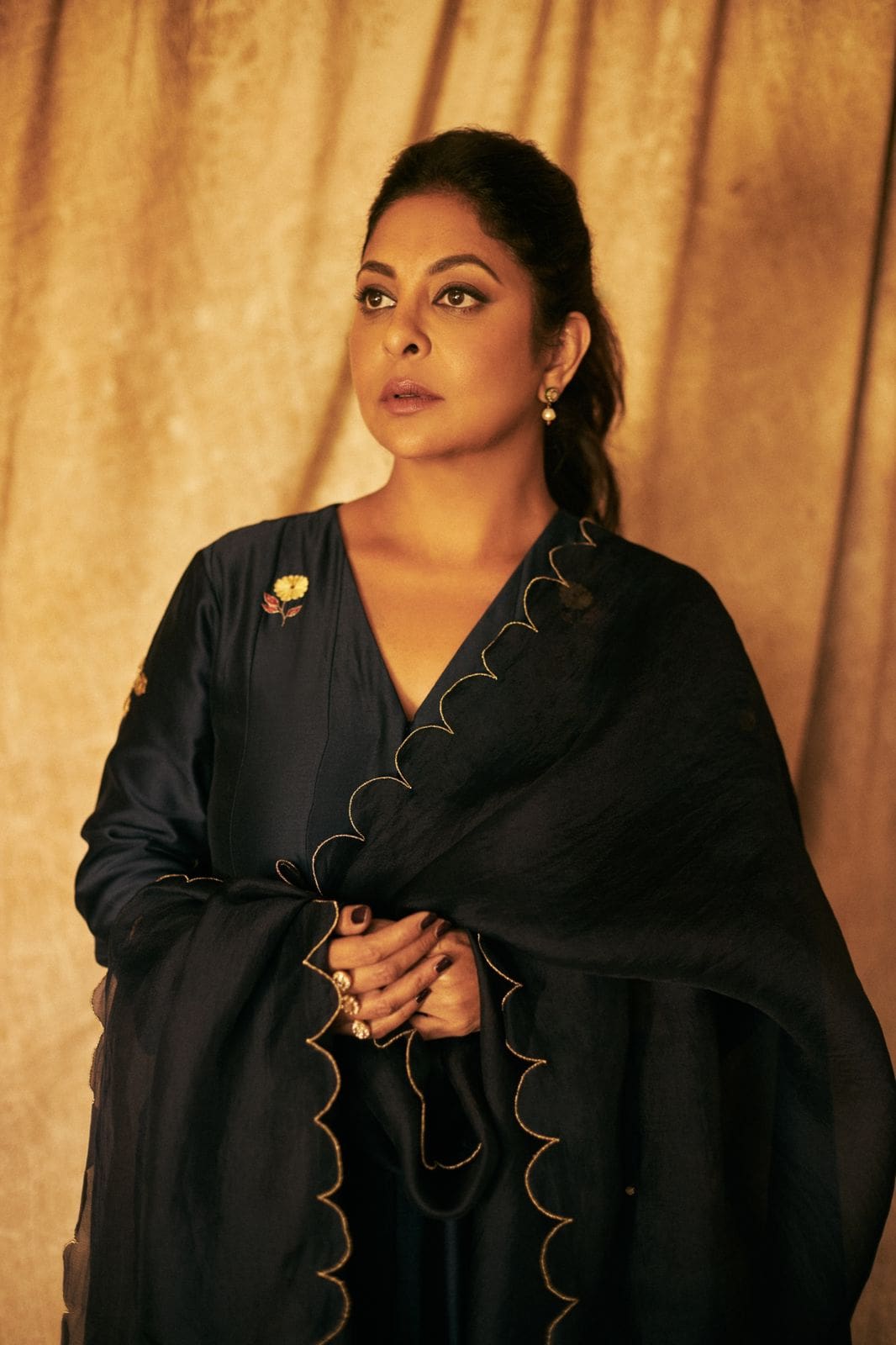 SHEFALI SHAH SPREADS ETHNIC VIBES IN HAND EMBROIDERED SILK KALIDAR ...